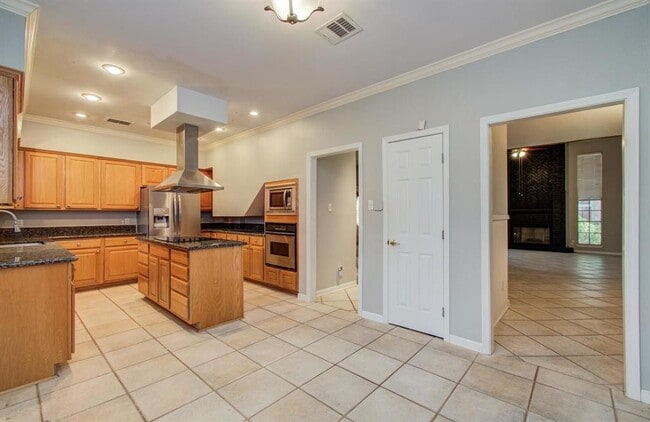 Building Photo - 5339 Holly View Dr