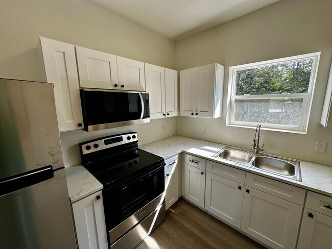 Building Photo - 411 Hillcrest Dr