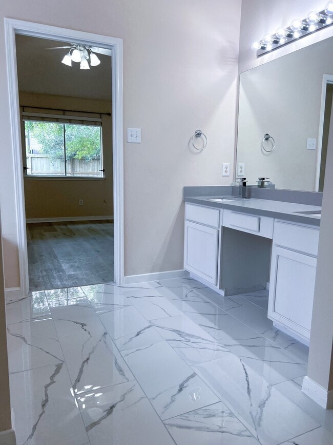 Building Photo - 14039 Fairwood Breeze