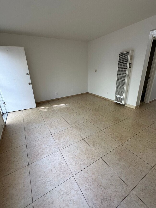 Building Photo - 2 Bedroom / 1 Bath Apartment for Rent