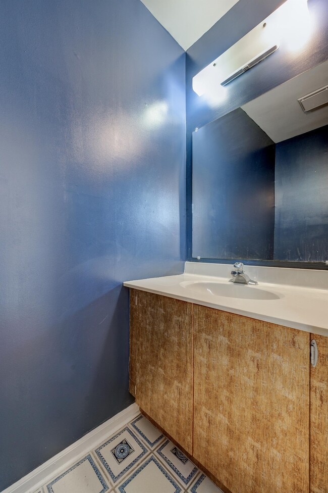 Building Photo - 811 Kings Croft Dr