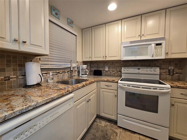Building Photo - 1161 Hillsboro Mile