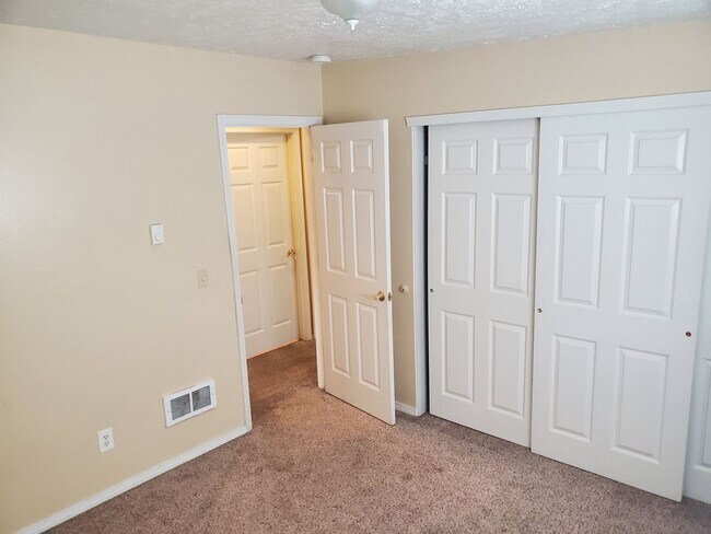 Building Photo - Spacious Centrally located 4 bed/2 bath ap...