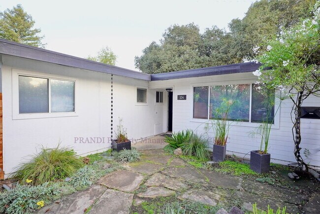 Building Photo - 104 Lobo Vista