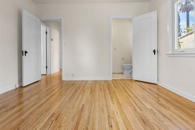 Building Photo - Wood Street Charmer - 3 Bed / 2 bath (Front House)