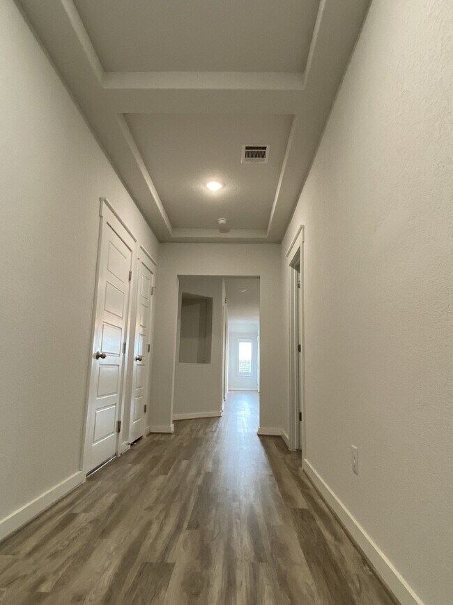 Building Photo - 4 bedroom + Office & Upgraded Garage!