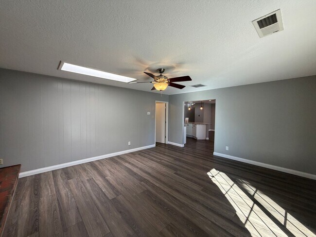 Building Photo - 3 Bedroom Single Story Home Available Near Louisiana Blvd NE & Candelaria Rd NE!