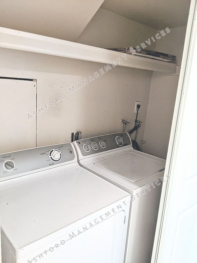 Building Photo - COMING SOON! 3 BEDROOM 3 BATH END UNIT TOW...