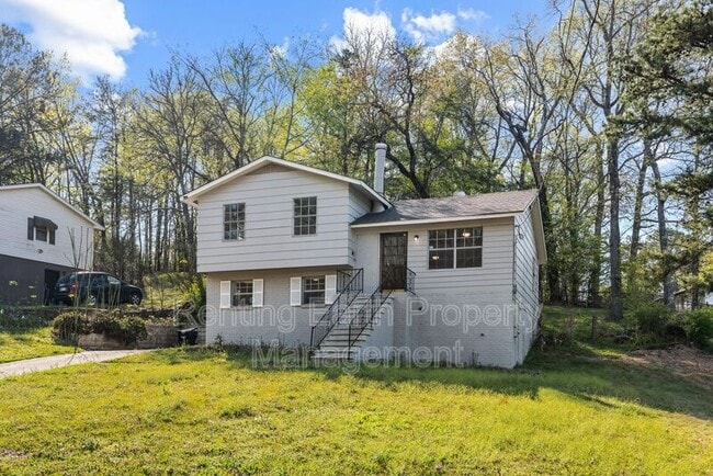 Building Photo - 2836 Creek Ln NE