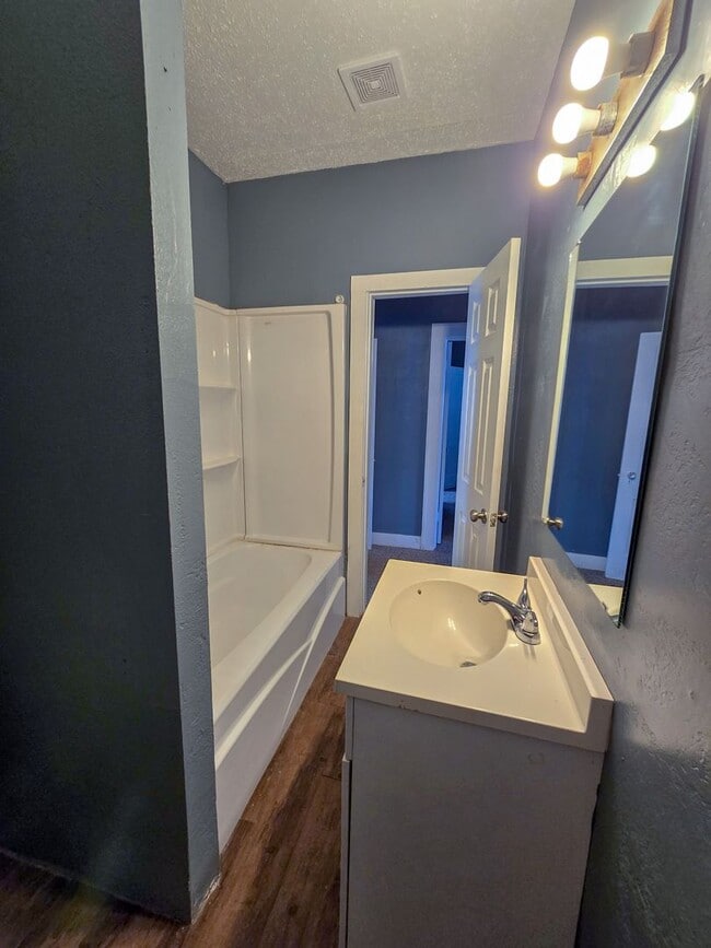 Building Photo - 3 Bed home in Shawnee!