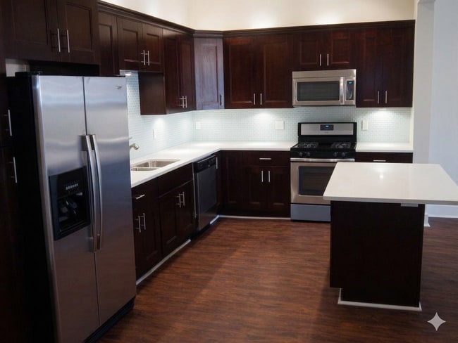 Building Photo - Luxury College Rental - South Side Flats