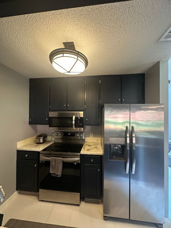 Building Photo - Foxhill Commons Subdivision!  Fully Furnis...