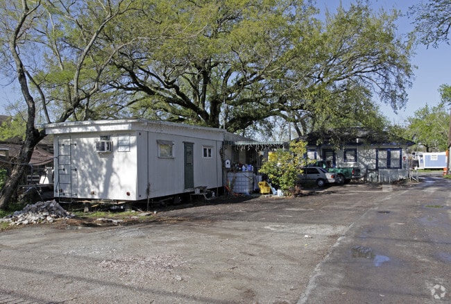 Primary Photo - 5701 Airline Dr