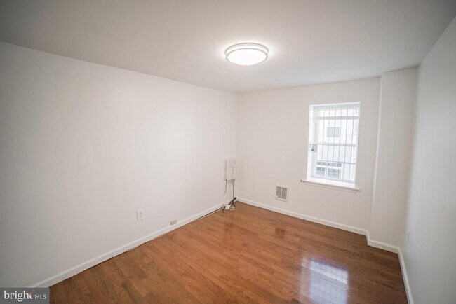 Building Photo - 525 E Snyder Ave