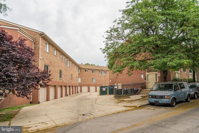 Building Photo - 700 Pennock St