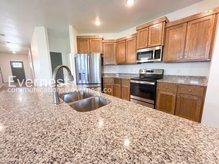 Building Photo - 726 Freedom Cir