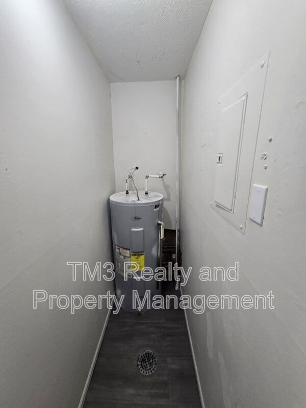 Building Photo - 1602 E Kansas City Rd