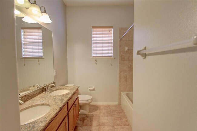 Building Photo - 1185 Dromin Ln