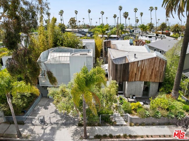 Building Photo - 825 Palms Blvd