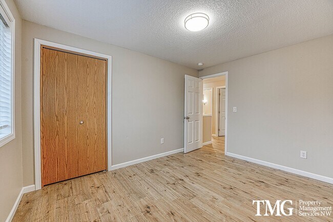 Building Photo - Wonderful 2 Story 3 Bed 2.5 Bath Home in Five Corners!