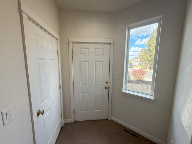 Building Photo - FANTASTIC 3 BEDROOM AND 2.5 BATHROOM TOWNHOUSE IN REDMOND!
