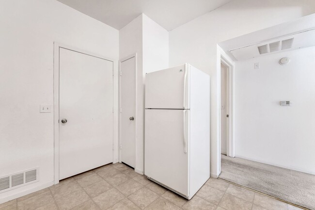 Building Photo - Cute 2 Bedroom Condo!