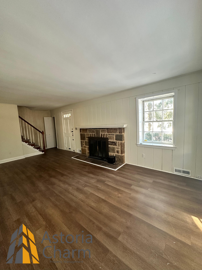 Building Photo - Desirable 4 Bedroom 2.5 Bath + Den Home in...