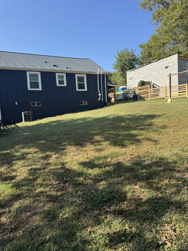 Building Photo - Charming 3 bedroom and 2 bathroom Cottage
