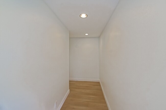 Building Photo - Recently Updated, Top-Floor 2BR2BA Condo in Apple Tree Community w/ Pool, Overlooking Greenbelt/H...