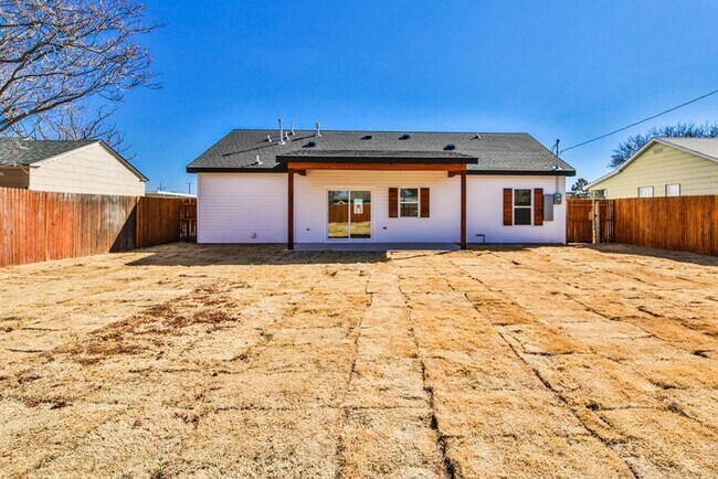 Building Photo - PRE-LEASING FOR JUNE OR JULY! Beautiful Newer Construction Home