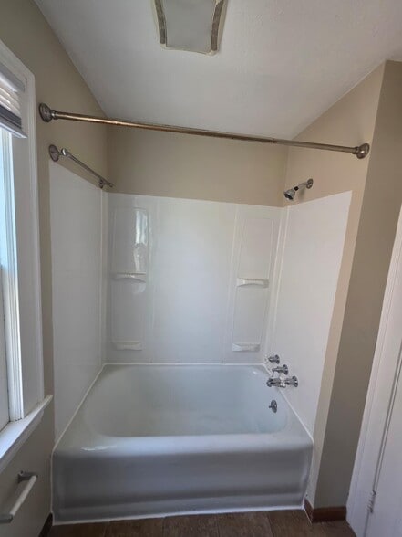 Building Photo - 2048 Rossmoor Rd