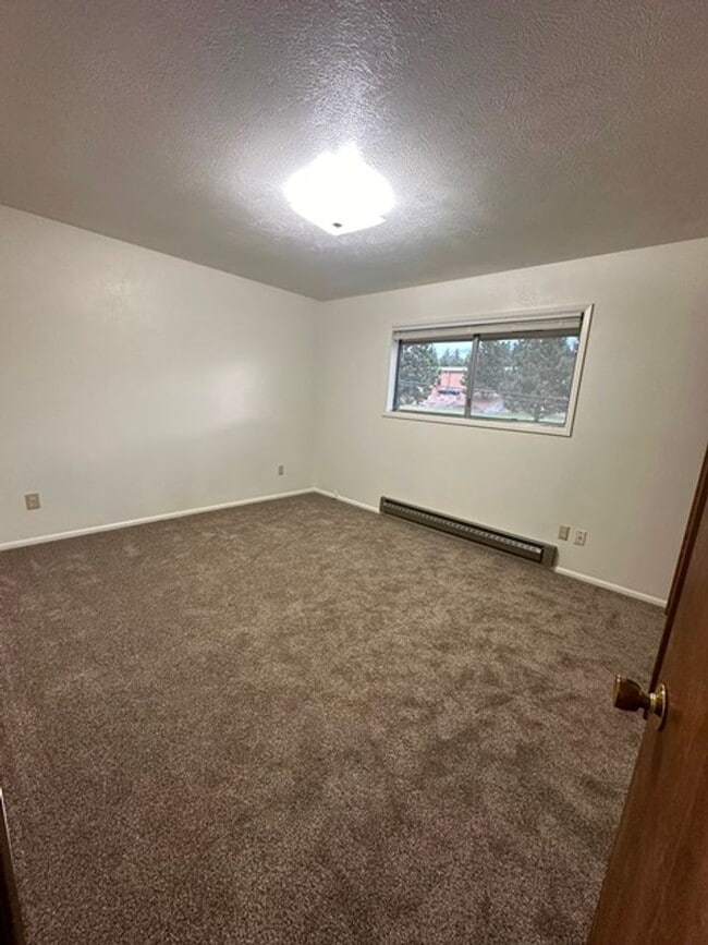 Building Photo - Upstairs 2 bedroom in a 4-Plex