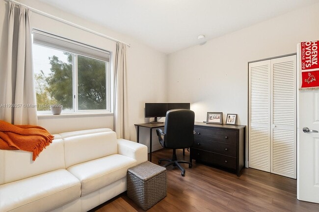 Building Photo - 2730 SW 26th St