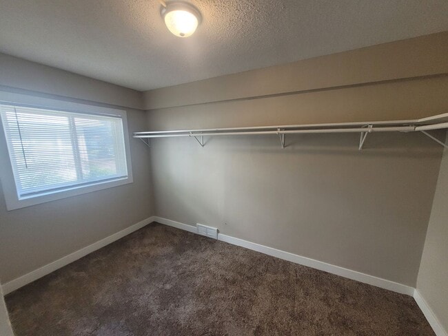 Building Photo - 6 Bedroom Home with large yard, washer/dry...