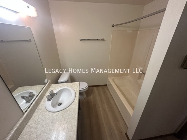Building Photo - 1023 Lawe St