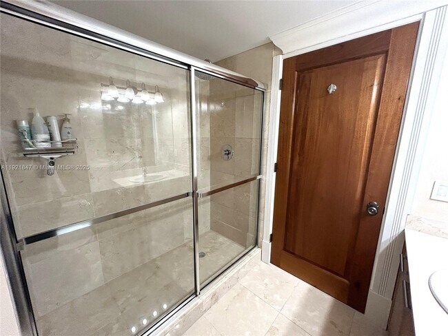 Building Photo - 16275 Collins Ave