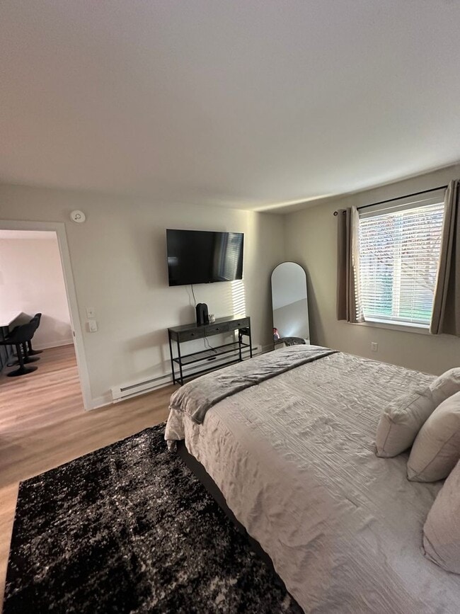 Building Photo - Green Hills Condo Living!