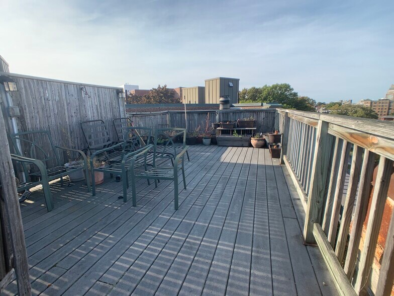 Building Photo - 110 Riverway