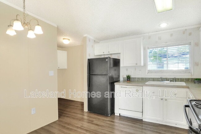 Building Photo - 3321 Peachtree Hill Rd