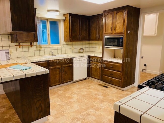 Building Photo - 1055 W Fremont Ave