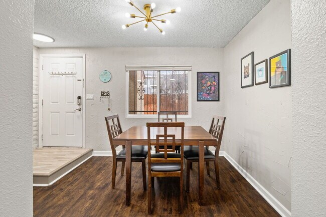 Building Photo - Great 2 bed 2 bath town house centrally lo...