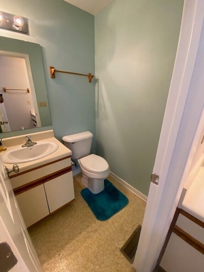 Building Photo - Welcome to this stunning 2-bedroom, 2-bath...
