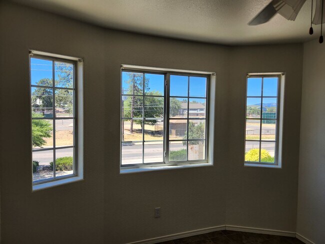 Building Photo - 2 bed / 1 bath in 4 Plex