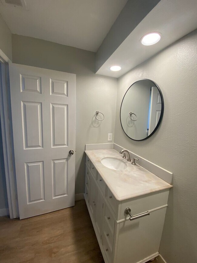 Building Photo - Recently Remodeled 3 BD 2 BA House in a Desirable SW Bakersfield