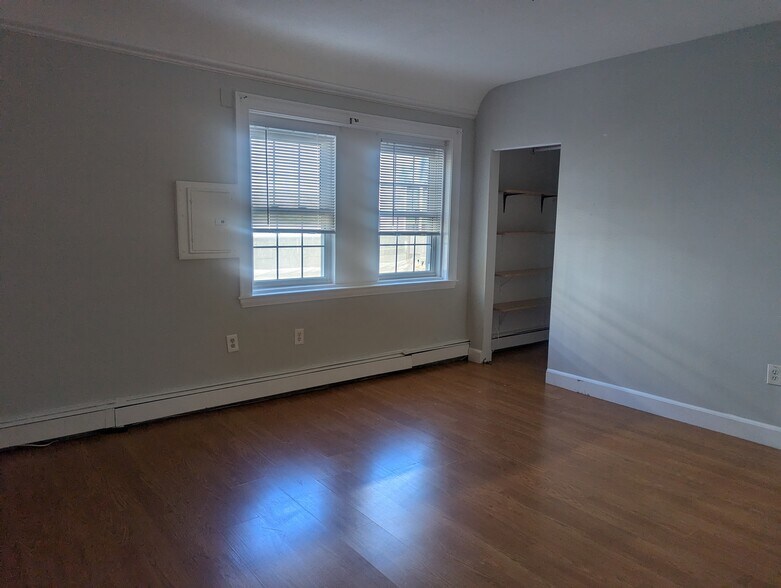 Building Photo - 581 Proctor Ave