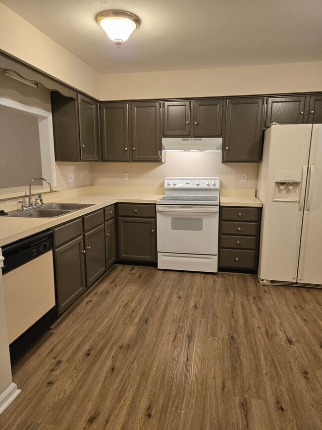 Building Photo - Spacious 3 Bedroom 2.5 Bath Townhouse in K...