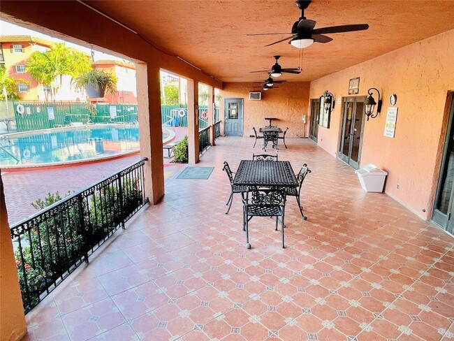 Building Photo - 660 Tennis Club Dr