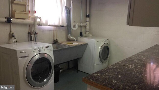 Building Photo - 8105 Canterbury Dr