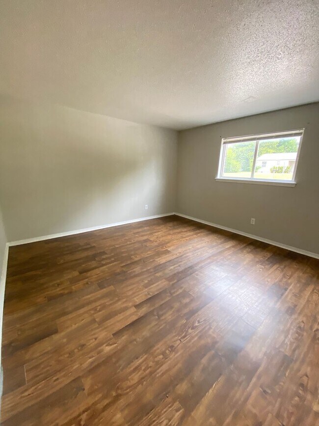 Building Photo - Spacious 1 Bed 1 Bath
