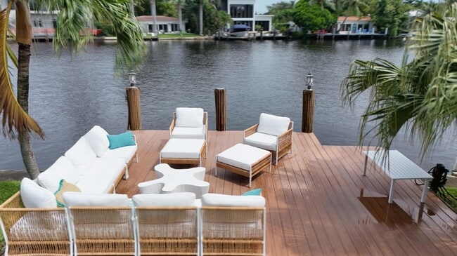 Building Photo - 1925 Coral Gardens Dr